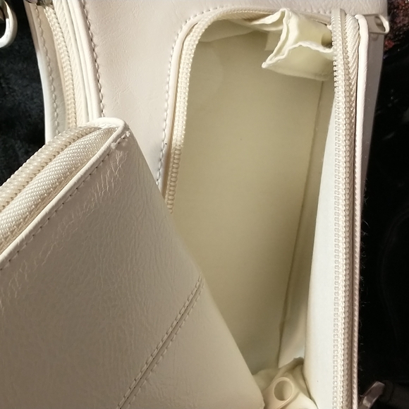 NWOT - Small White Vinyl Bag w/wallet - Picture 11 of 12